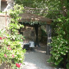 Demeure traditionnelle en pierre avec piscine