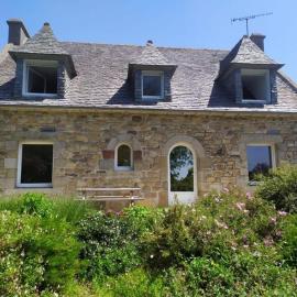 Grande maison bretonne entre campagne et mer