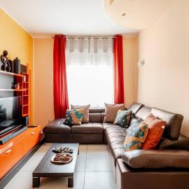 Stay in style - vibrant condo in San Giovanni Lupatoto, hotel in San Giovanni Lupatoto