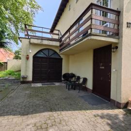 Domek z ogródkiem blisko plaży Brzeźno، فندق في غدانسك