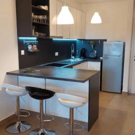 Malas Home، فندق في Rošini