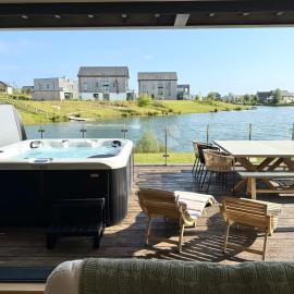 Still Waters - Luxury Lakeside Retreat with Hot Tub, хотел в Warmwell