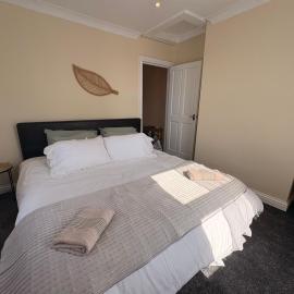 Lovely 1 Bed flat in high street - 4 min walk to beach- 300m, Hotel in Herne Bay