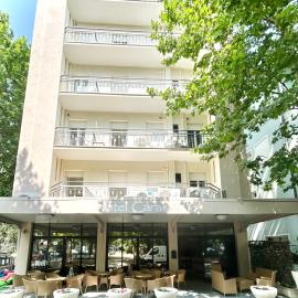 Hotel Caracas, hotel v Cattolice