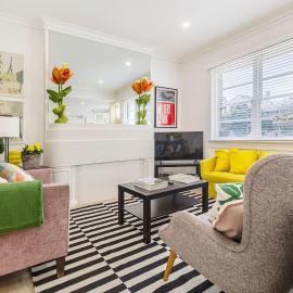 Lakeside Glow - Stylish Retreat near Beach & Markets