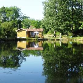 Chalet " Côté Lac " โรงแรมในกาสเตส์