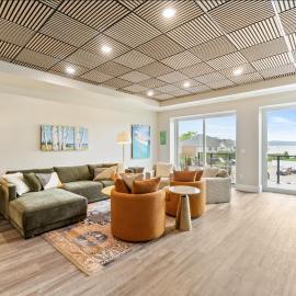 Heart of Boyne Loft 45' Slip Walk to Beach, hotel i Boyne City