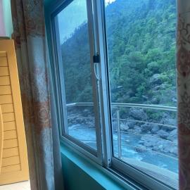 River Nights Hotel & Restaurant, Mahandri,Mahāndri的飯店