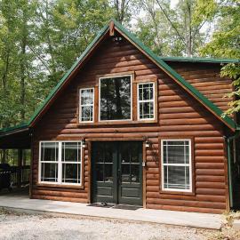"The Lantern" Woodsy Cabin Experience w/ HotTub, hotel in Rogers