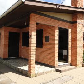 CASA COMPLETA CENTRAL, 4 Qtos, Wi-Fi, 130m quadrados, 4 Camas Casal, Churrasqueira Interna, Quintal com Área Verde e Pomar, Varanda, 2 Banheiros, 9 Pessoas, Área Frontal, Garagem Coberta, Estacion Interno 2 Carros, Fogão a Lenha, hotel in Cambará