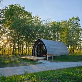 Tiny House De Hagekrûper, hotel din Westergeest