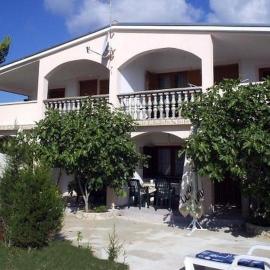 Apartments with parking space Vir - Lozice, Vir - 21047, hotel en Vir