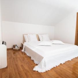 Sunny apartment - by the sea, hotell i Sutivan