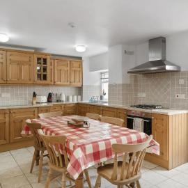 Historic Cottage & Garden nr Quantock Hills, hotel a Nether Stowey