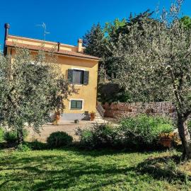 Nonna Regina, house in Umbria، فندق في Collemancio