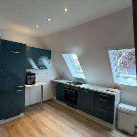 Dachgeschosswohnung Benther Berg, Contactless Check-in, free parking, Vollsaniert und Renoviert 2025, hotel a Ronnenberg