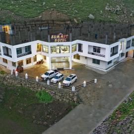 Summit Hotel Naran, хотел в Наран