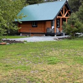 Lofted log cabin with fire table, hotel a Kelowna