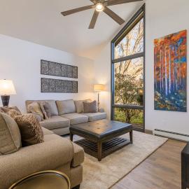 Large 4 Bedroom Home with Hot Tub and Fenced Yard - NO XTRA FEES!