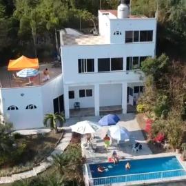 Casa rústica en zona dorada Cerca zona hoteles restaurantes y tiendas Casa privada con Muchas habitaciones, hotel u gradu 'Tequesquitengo'