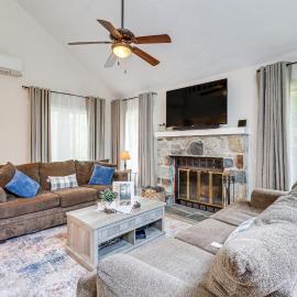 Steps to Jack Frost Ski Resort: Townhome w/ Decks, hotel in Lake Harmony