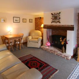 Hollyhocks Cottage, Hotel in Docking