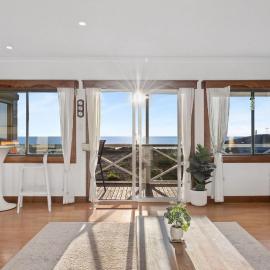Large Renovated Home with Ocean Views for Family Fun in Peppermint Grove Beach, hotel in Capel