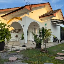 Beach Cottage Homestay Kemaman - Berado D Pampass, hotel di Kampong Kemaman