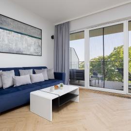 Modern Apartment by the Lake with Parking & Sauna in Zegrze by Noclegi Renters, hotel i Zegrze