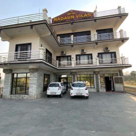 Hotel Nadaun Vilas, hotel di Nādaun