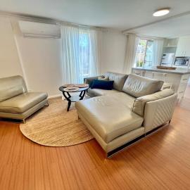 Barn Outside - Modern 2 bedroom flat Inside, hotel in Ettalong Beach