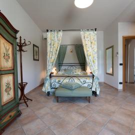 Tenuta Tre Gemme in Cantina - Suite Tre Gemme, hotel in Catignano