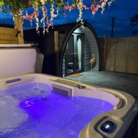 The Garden Pod with Private Hot Tub, hotel u gradu Ballymagan