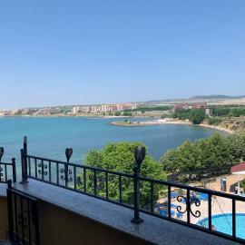 Sea View Holiday for young Family Aheloy, near Sunny Beach, with balcony, pool and beach,Почивка на плажа с балкон, гледка към морето, басейн в Ахелой, близо до Слънчев бряг, מלון באהלוי