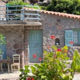 Cozy house in the foot of the volcano Methana, hotel a Methana
