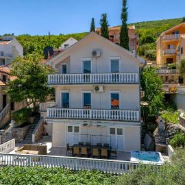 Big house with beautiful view and private jacuzzi Tivat, hotel v destinaci Tivat