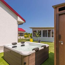 Sea Breeze Vacation House I BBQ & Jacuzzi, hotel Ezerecben