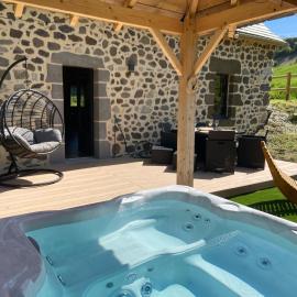 La maison des volcans Cantal, hotel a Saint-Bonnet-de-Condat