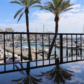 Puerto Duquesa fancy condo overlooking Marina, hotel sa Manilva