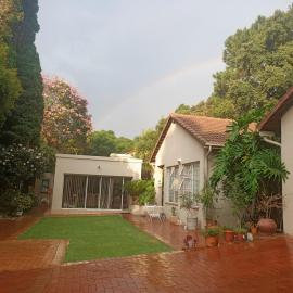 7 on school - Cozy guesthouse 15 min drive from airport and close to major highways, ξενοδοχείο σε Germiston