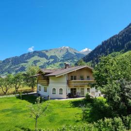 Großes helles Landhaus-Apartment in Rauris mit Garten, hotel in Rauris