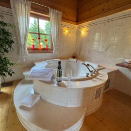 Romantikhotel Alte Wiesen، فندق في Allendorf