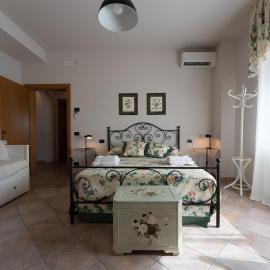 Tenuta Tre Gemme in Cantina - Don Rocco, hotel in Catignano