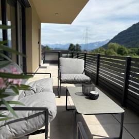 Burg VIEW Apartment im Herzen von Treffen am Ossiachersee, хотел в Трефен