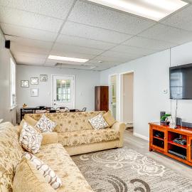 Cozy Keansburg Cottage: Walk to Beach & Boardwalk!, hotel a Keansburg