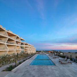 Arch views 2 pools 2 Jacuzzis Gym 3 King Beds