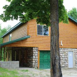 Cabin10 - Poolside Cabin with a lake view and great fishing, hotell i Deer River
