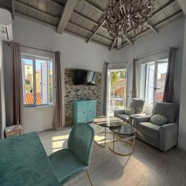 Gorgeous restored house at Platanos square, hotel Plomáriban