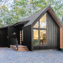 The Ash - Private Cabin with Hot Tub Oasis for Two in the Pines, hotel u gradu Broken Bou