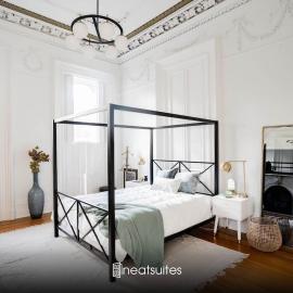 Walk to Stadiums & Downtown, Jet Tub, Historic Apt, hotel u gradu Kavington